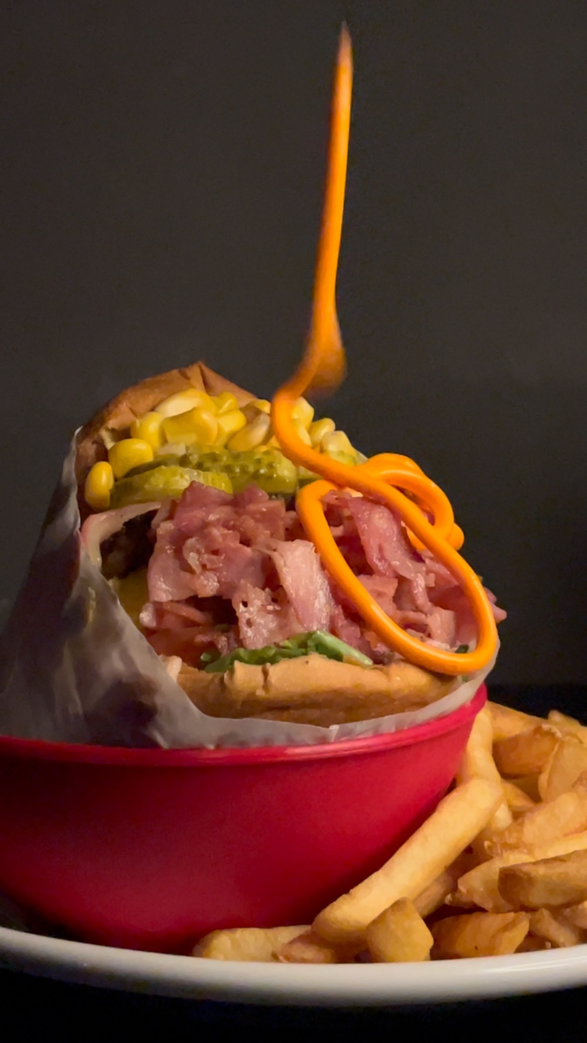 Lanche Gilu na tigela vermelha com Coca-Cola