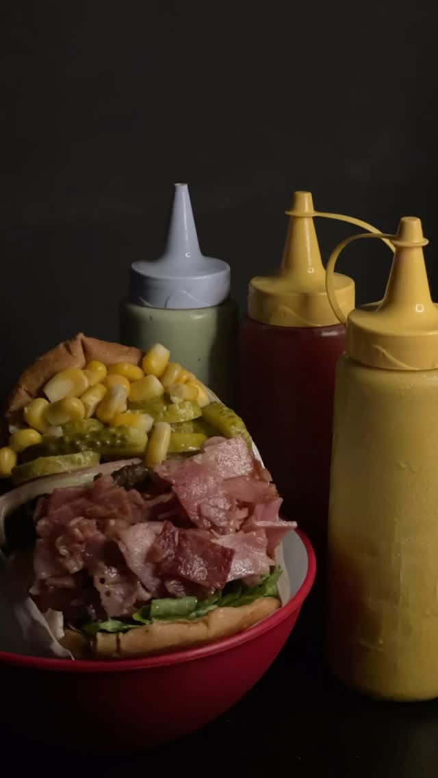 Lanche montado com molhos da casa